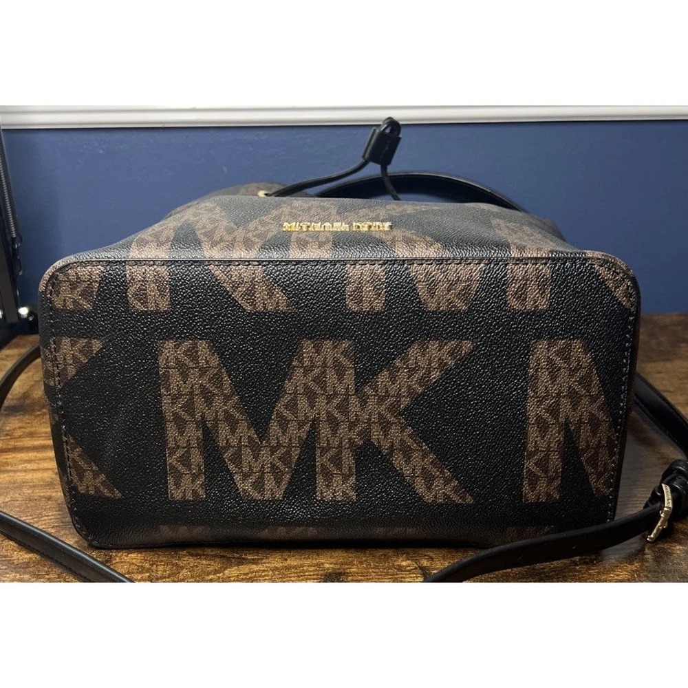 MICHAEL KORS SURI MEDIUM BUCKET CROSSBODY/SHOULDER BAG GRAPHIC BROWN BLACK LOGO - Picture 6 of 8